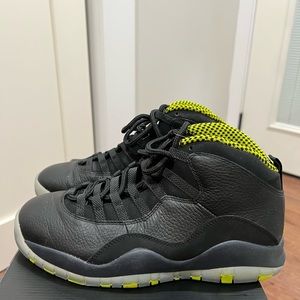 Men’s green and blk Jordan’s retro 10 venom
